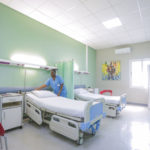 Chambre VIP avec TV et salle de bains au CMC, Lubumbashi, RD Congo.
