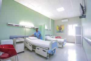 Chambre VIP avec TV et salle de bains au CMC, Lubumbashi, RD Congo.