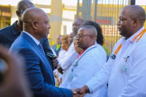 Jean-Claude Kamfwa salue les médecins du CMC à Lubumbashi