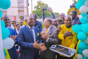 Malta Forrest présente les services du CMC au Vice-Gouverneur du Haut-Katanga, Jean-Claude Kamfwa et George A. Forrest