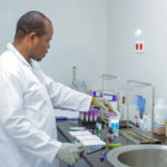 Analyses médicales au laboratoire du CMC