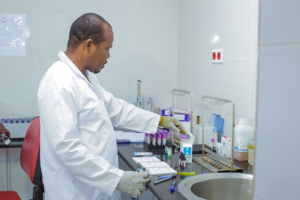 Analyses médicales au laboratoire du CMC