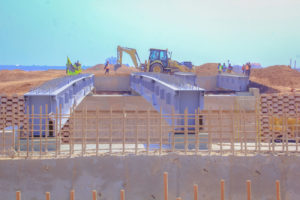 Pose de caissons UNIBRIDGE lors de la construction de l'échangeur de Kolwezi