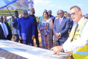 Le Président Félix Tshisekedi, le Premier Ministre et la Gouverneur du Lualaba sur le chantier de l'échangeur de Kolwezi